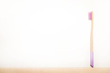 Beyaz arka planda Liliac bambu diş fırçaları. Mesaj için uygun bir yer. Eko ürün. Çevre dostu.