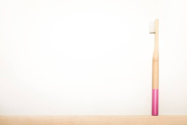 Beyaz arka planda pembe bambu diş fırçaları. Mesaj için uygun bir yer. Eko ürün. Çevre dostu.