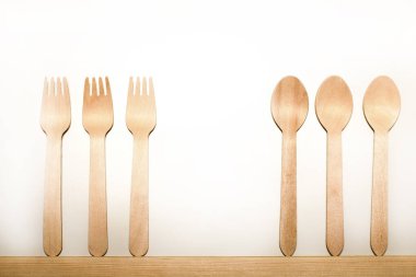 Doğal malzemelerden, tahta kaşıktan, çataldan, bıçaktan, çevre dostu tek kullanımlık eşyalar. Metin için yer