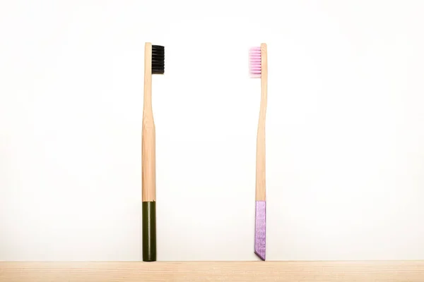 黑色和淡紫色的竹子牙刷在白色的背景上 生态产品 生态友好型 — 图库照片