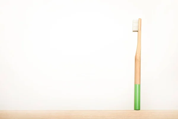 Luz Verde Escovas Dentes Bambu Fundo Branco Lugar Para Texto — Fotografia de Stock
