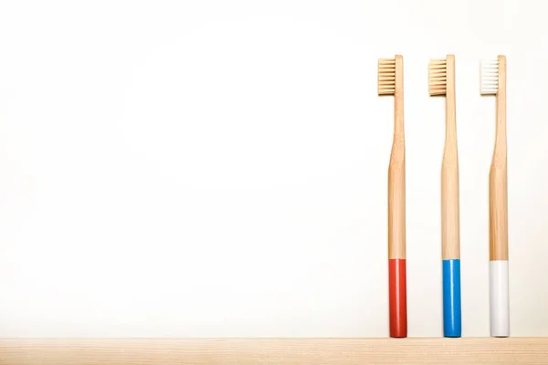 Cores Cheias Escovas Dentes Bambu Fundo Branco Lugar Para Texto — Fotografia de Stock