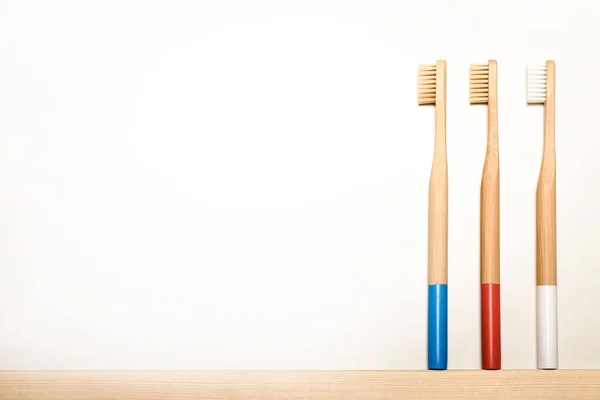 Volle Kleuren Bamboe Tandenborstels Witte Achtergrond Plaats Voor Tekst Ecoproduct — Stockfoto