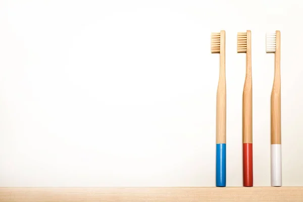 Cores Cheias Escovas Dentes Bambu Fundo Branco Lugar Para Texto — Fotografia de Stock