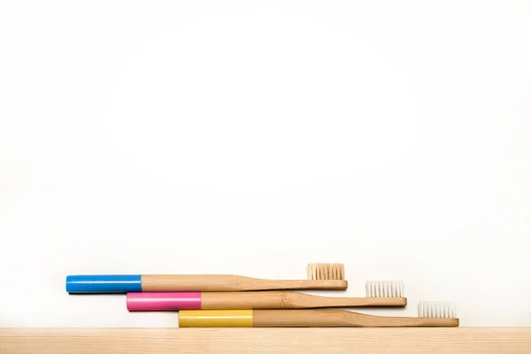 Cores Cheias Escovas Dentes Bambu Fundo Branco Lugar Para Texto — Fotografia de Stock