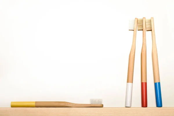 Beyaz Arka Planda Bambu Diş Fırçaları Yazı Için Uygun Bir — Stok fotoğraf