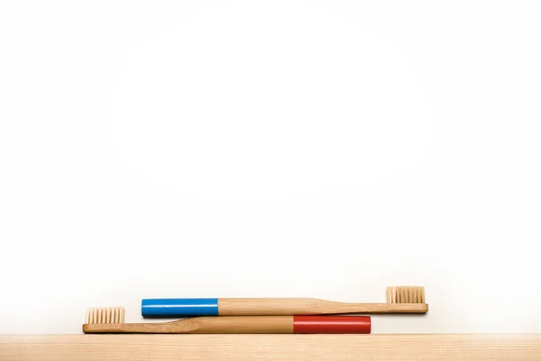 Escovas Dentes Bambu Vermelho Azul Fundo Branco Lugar Para Texto — Fotografia de Stock