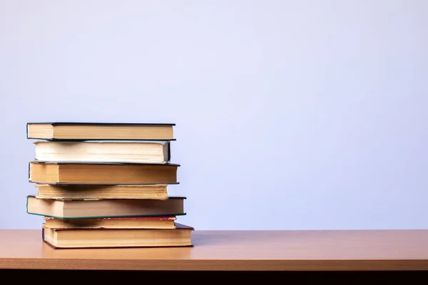 青い背景のテーブルの上に本のスタック 学習の概念 — ストック写真
