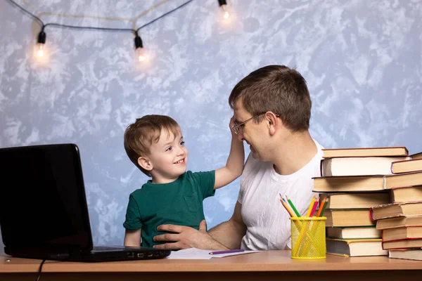 Маленький Хлопчик Підійшов Батька Тягнеться Свої Окуляри Стіл Книгами Ноутбуком — стокове фото