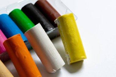 Birçok renkli plastik çubuklar beyaz arka planda yatar. İzole et. Çocukların yaratıcılığı için