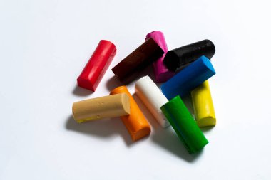 Çok renkli plastik küpler beyaz arka planda bir sürü yalan söyler. İzole et. Çocukların yaratıcılığı