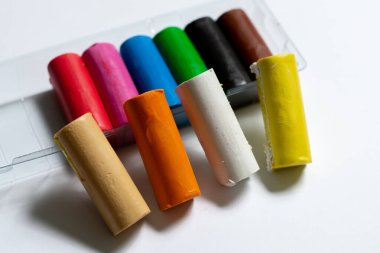 Birçok renkli plastik çubuklar beyaz arka planda yatar. İzole et. Çocukların yaratıcılığı için