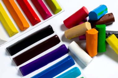 Birçok renkli plastik çubuklar beyaz arka planda yatar. izole et. 