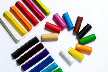 Birçok renkli plastik çubuklar beyaz arka planda yatar. İzole et. için 