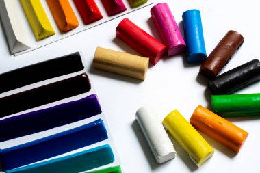 Birçok renkli plastik çubuklar beyaz arka planda yatar. İzole et. için 