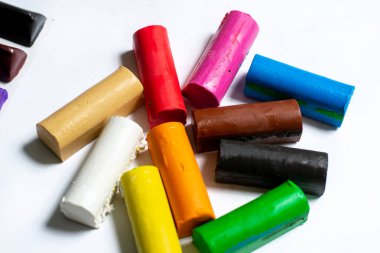 Çok renkli plastik küpler beyaz arka planda bir sürü yalan söyler. İzole et. Çocukların yaratıcılığı
