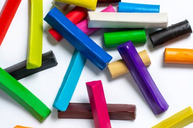 Çok renkli plastik küpler beyaz arka planda bir sürü yalan söyler. İzole et. Çocukların yaratıcılığı