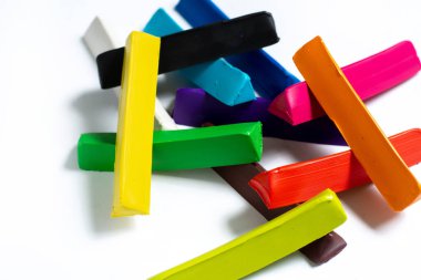 Çok renkli plastik küpler beyaz arka planda bir sürü yalan söyler. İzole et. Çocukların yaratıcılığı