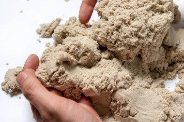 Beyaz arka planda kinetik kum. yakın plan