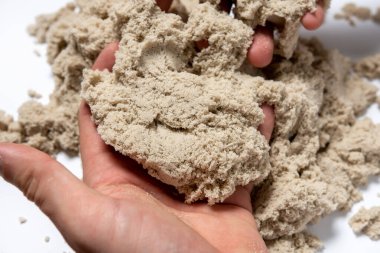 Beyaz arka planda kinetik kum. yakın plan