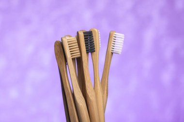 Banyodaki leylak arkaplanda bir sürü bambu diş fırçası var. mesaj için yer. Çevre dostu. Hijyen kavramı