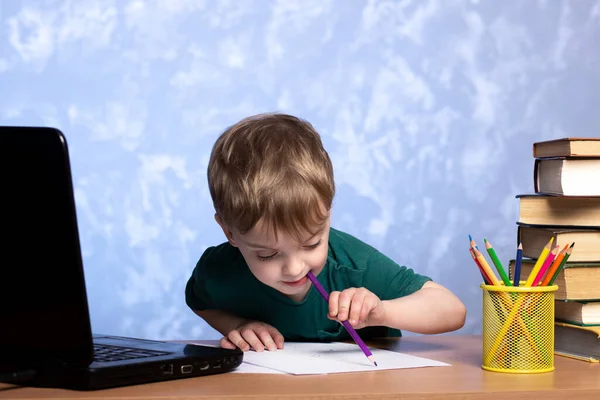 Niño Tres Años Sienta Escritorio Con Libros Portátil Dibuja Con —  Fotos de Stock