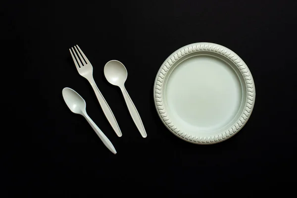 一次性生物可降解叉子 杯子和玉米淀粉盘在黑色背景上 无害环境的盘子 放在文字的位置 生态塑料替代品 — 图库照片