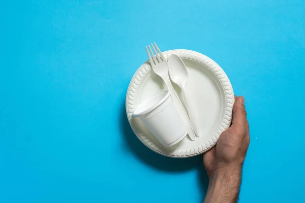 Wegwerp Milieuvriendelijke Vork Lepel Bord Kopje Maïszetmeel Hand Een Blauwe — Stockfoto