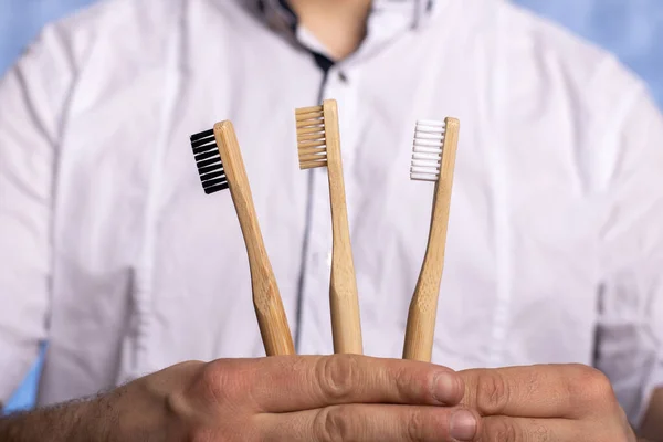 Erkek Ellerinde Bambu Diş Fırçası Var Çevre Dostu Geri Dönüşümlü — Stok fotoğraf