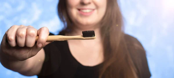 Kadın Elinde Çevre Dostu Bambu Diş Fırçası Arka Planda Kar — Stok fotoğraf