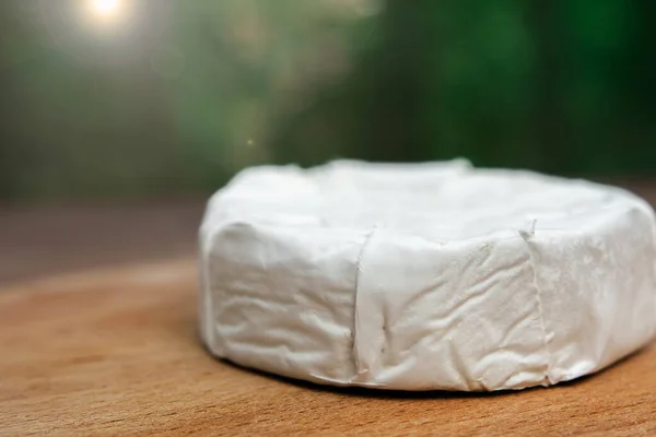 Círculo Queijo Brie Macio Com Mofo Branco Leite Vaca Uma — Fotografia de Stock
