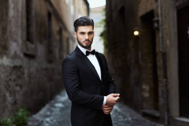 Roma 'da pavyonu olan klasik takım elbiseli bir iş adamı.