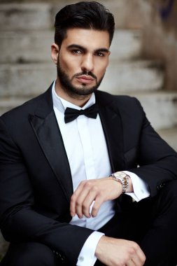 Roma 'da pavyonu olan klasik takım elbiseli bir iş adamı.