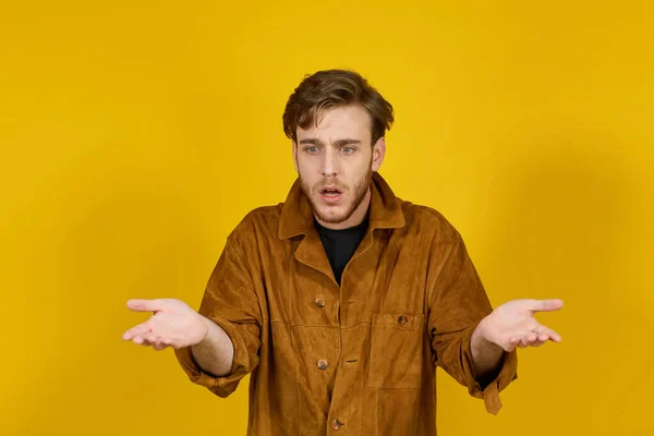 Sarışın, yakışıklı, yeşil gözlü adam kafası karışmış görünüyor. 