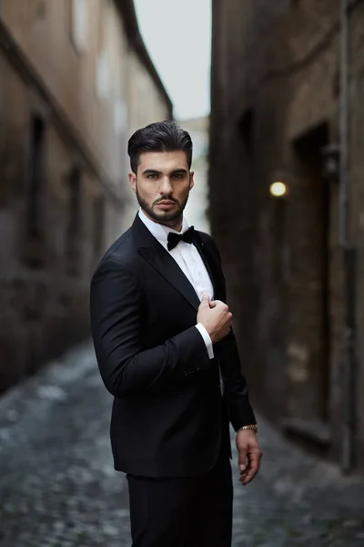 Roma 'da pavyonu olan klasik takım elbiseli bir iş adamı.