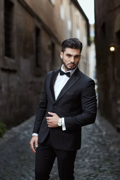 Roma 'da pavyonu olan klasik takım elbiseli bir iş adamı.