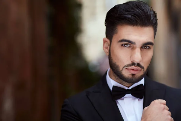 Roma 'da pavyonu olan klasik takım elbiseli bir iş adamı.