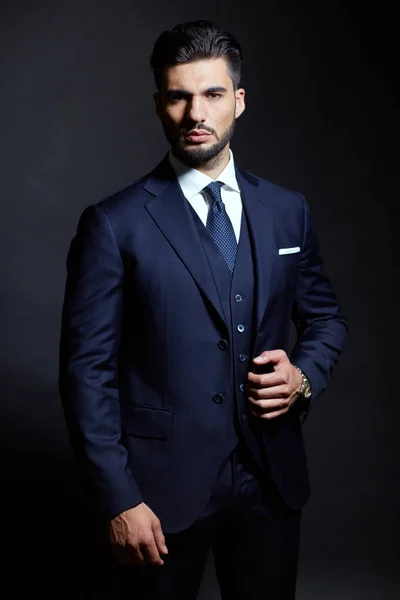 Stüdyoda mavi elbiseli şık bir adam.