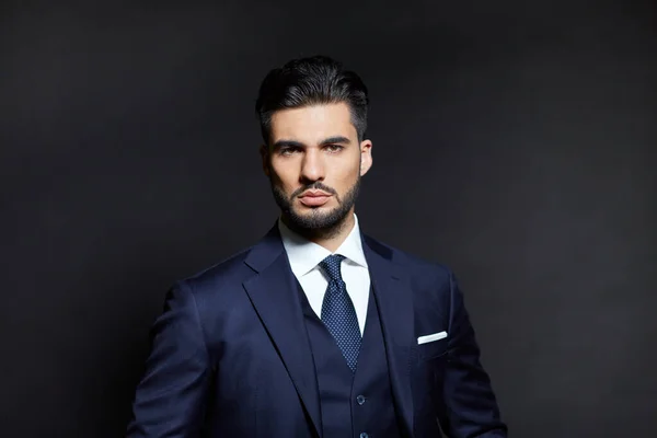 Stüdyoda mavi elbiseli şık bir adam.