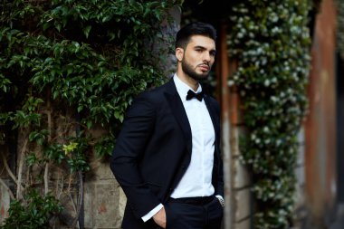 Roma 'da küçük bir sokakta James Bond kıyafetli bir iş adamı.