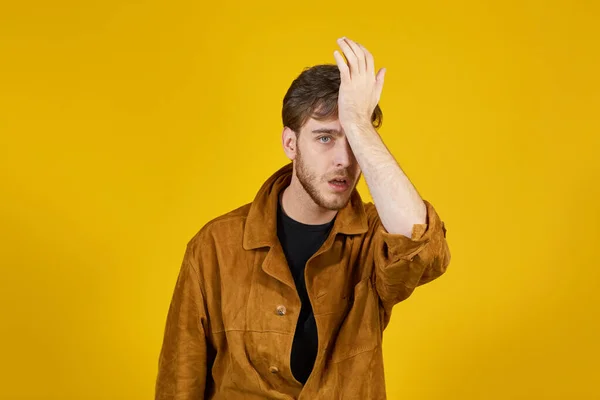 Sarışın, yakışıklı, yeşil gözlü adam kafası karışmış görünüyor. 