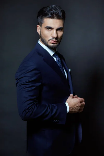 Stüdyoda mavi elbiseli şık bir adam.
