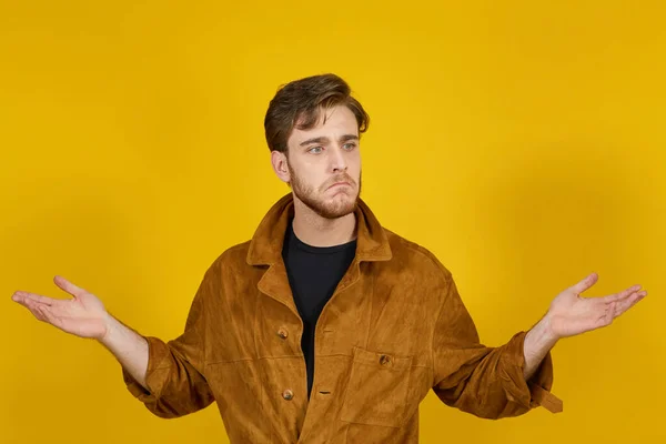 Sarışın, yakışıklı, yeşil gözlü adam kafası karışmış görünüyor. 