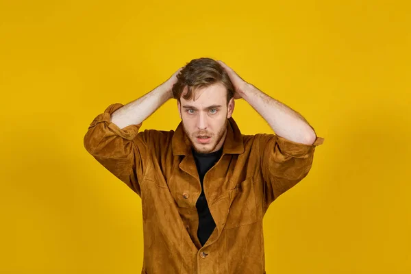 Sarışın, yakışıklı, yeşil gözlü adam kafası karışmış görünüyor. 