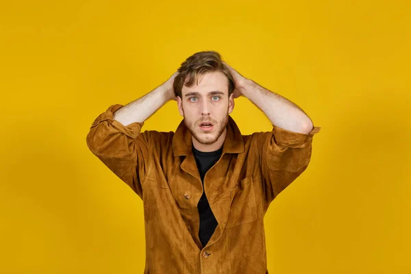 Sarışın, yakışıklı, yeşil gözlü adam kafası karışmış görünüyor. 