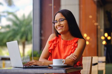 Latin Amerikalı kız bir kafede kahve molası verdi.