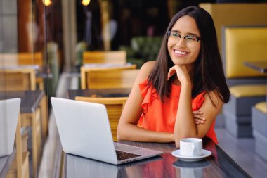 Latin Amerikalı kız bir kafede kahve molası verdi.