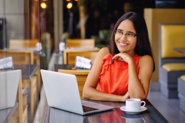 Latin Amerikalı kız bir kafede kahve molası verdi.