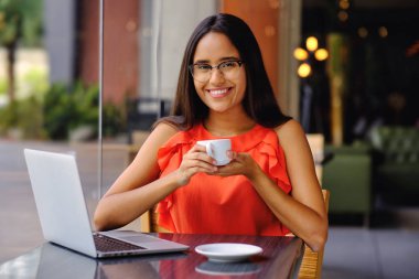 Latin Amerikalı kız bir kafede kahve molası verdi.
