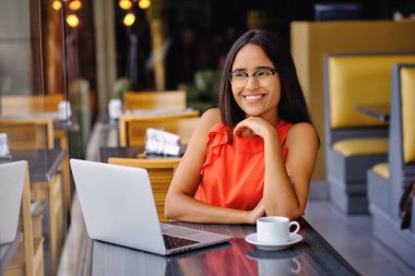 Latin Amerikalı kız bir kafede kahve molası verdi.